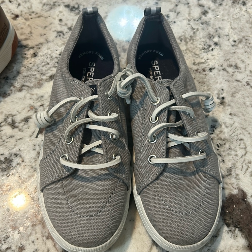 Youth boys size 2 Sperry Top Sider